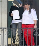 February_14_-_Jennifer_Lawrence_at_the_office_with_new_script_in_Los_Angeles_28829.jpg