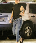 January_27_-_At_a_office_building_to_attend_a_doctor_s_appointment_in_Beverly_Hills_281529.jpg