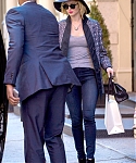 Jennifer_Lawrence_seen_carrying_bags_after_shopp_281029.jpg