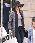 Jennifer_Lawrence_seen_carrying_bags_after_shopp_281129.jpg