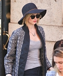 Jennifer_Lawrence_seen_carrying_bags_after_shopp_28129.jpg