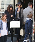 Jennifer_Lawrence_seen_carrying_bags_after_shopp_281329.jpg
