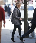 Jennifer_Lawrence_seen_carrying_bags_after_shopp_28329.jpg