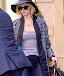 Jennifer_Lawrence_seen_carrying_bags_after_shopp_28529.jpg