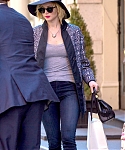 Jennifer_Lawrence_seen_carrying_bags_after_shopp_28829.jpg