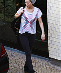 May_22_-_Arriving_at_her_hotel_in_Berlin_28729.png