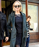 November_15_-_Leaving_her_hotel_in_New_York_City_before_she_heads_to_Mockingjay_Fan_Press_Event_281229.jpg