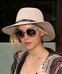 November_16_-_Leaving_her_hotel_in_New_York_28129.jpg