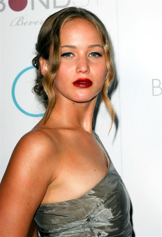jennifer_lawrence_premiere_of_burning_plain_los_angeles3.jpg