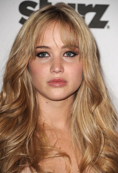 Jennifer_Lawrence_recieving_an_award_at_the_14th_Annual_Hollywood_Awards_Gala_05.jpg