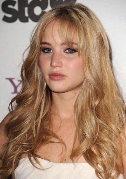 Jennifer_Lawrence_recieving_an_award_at_the_14th_Annual_Hollywood_Awards_Gala_06.jpg