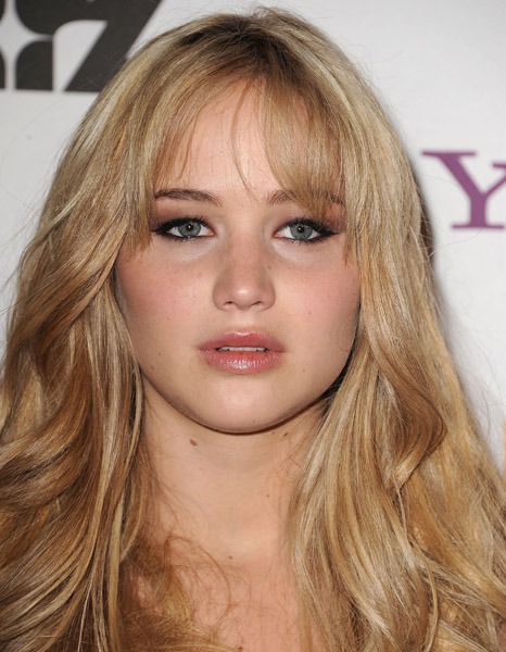 Jennifer_Lawrence_recieving_an_award_at_the_14th_Annual_Hollywood_Awards_Gala_09.jpg