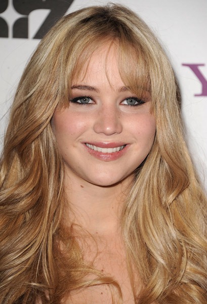 Jennifer_Lawrence_recieving_an_award_at_the_14th_Annual_Hollywood_Awards_Gala_13.jpg