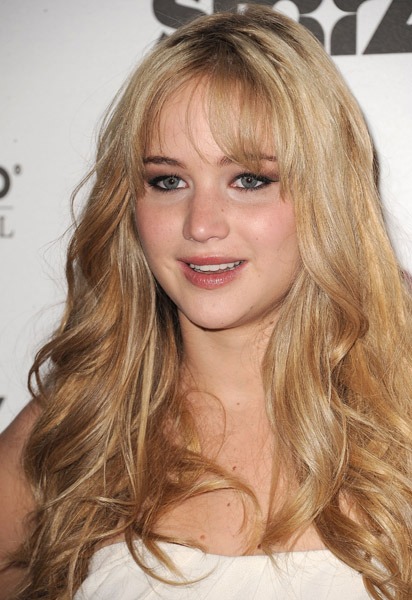 Jennifer_Lawrence_recieving_an_award_at_the_14th_Annual_Hollywood_Awards_Gala_15.jpg