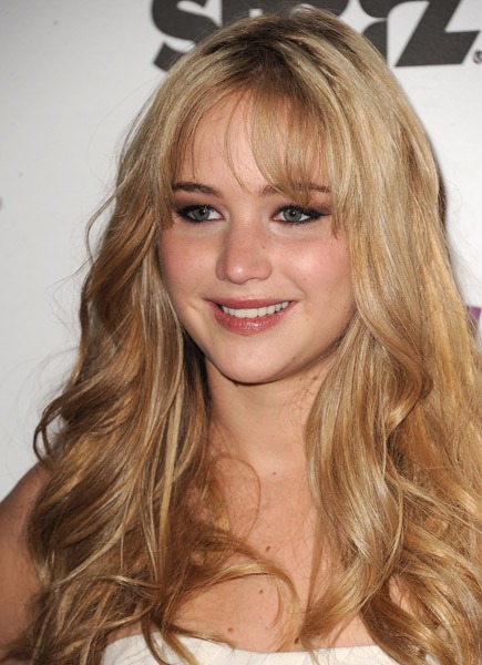 Jennifer_Lawrence_recieving_an_award_at_the_14th_Annual_Hollywood_Awards_Gala_18.jpg
