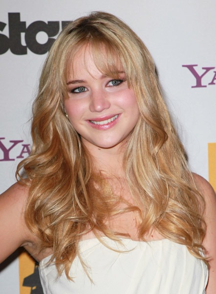 Jennifer_Lawrence_recieving_an_award_at_the_14th_Annual_Hollywood_Awards_Gala_21.jpg