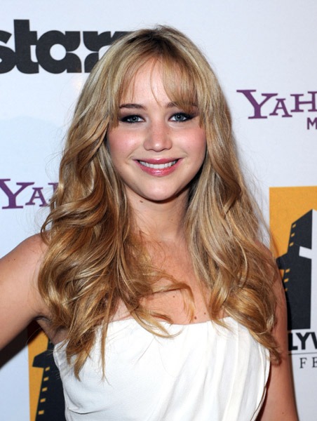 Jennifer_Lawrence_recieving_an_award_at_the_14th_Annual_Hollywood_Awards_Gala_38.jpg