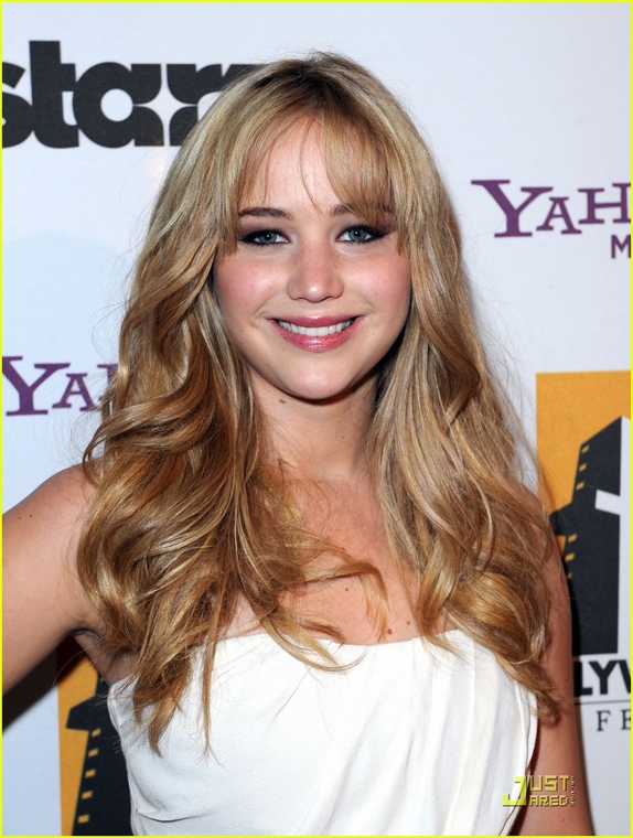 Jennifer_Lawrence_recieving_an_award_at_the_14th_Annual_Hollywood_Awards_Gala_33.jpg
