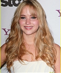 Jennifer_Lawrence_recieving_an_award_at_the_14th_Annual_Hollywood_Awards_Gala_29.jpg