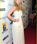 Jennifer_Lawrence_recieving_an_award_at_the_14th_Annual_Hollywood_Awards_Gala_31.jpg