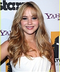 Jennifer_Lawrence_recieving_an_award_at_the_14th_Annual_Hollywood_Awards_Gala_33.jpg