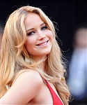 Jennifer_Lawrence_attending_the_2011_Academy_Awards_in_a_smoking_hot_red_dress_MQ_01.jpg