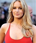 Jennifer_Lawrence_attending_the_2011_Academy_Awards_in_a_smoking_hot_red_dress_MQ_24.jpg
