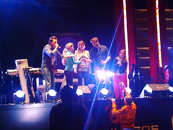 Jennifer Lawrence and Liam Hemsworth together at The Hunger Games rally at Six Flags in Mexico City!
