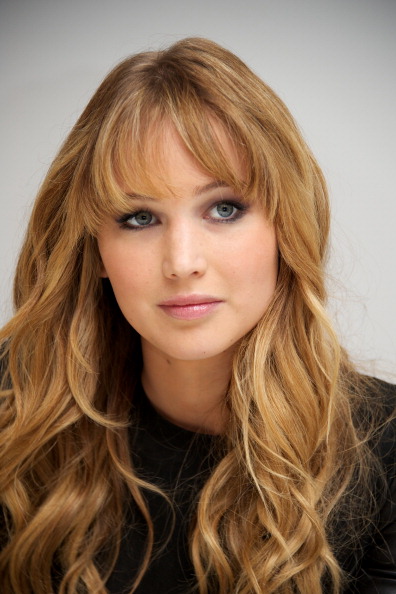 Jennifer_Lawrence_attending_The_Hunger_Games_press_conference_in_Beverly_Hills_08.jpg