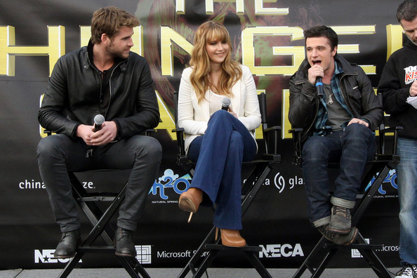 Beautiful_Jennifer_Lawrence_helps_promote_The_Hunger_Games_Mall_Tour_in_Seattle_01.jpg