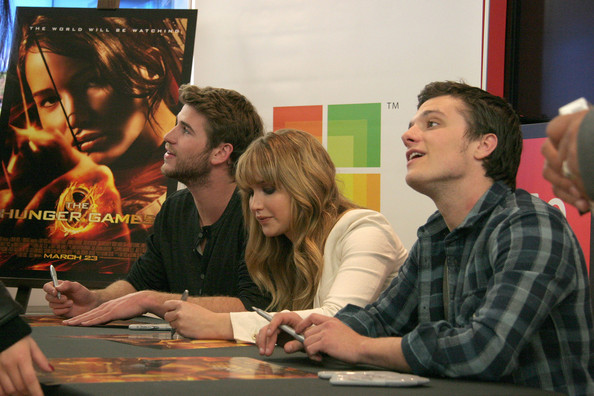 Beautiful_Jennifer_Lawrence_helps_promote_The_Hunger_Games_Mall_Tour_in_Seattle_02.jpg