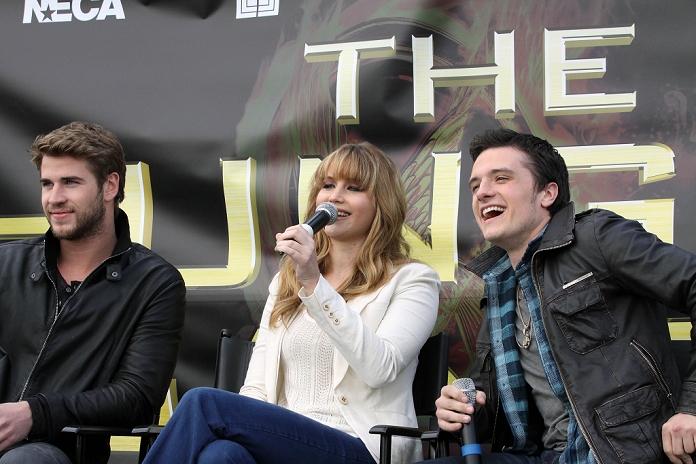Beautiful_Jennifer_Lawrence_helps_promote_The_Hunger_Games_Mall_Tour_in_Seattle_03.jpg