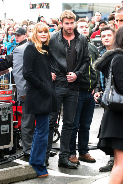 Beautiful_Jennifer_Lawrence_helps_promote_The_Hunger_Games_Mall_Tour_in_Seattle_04.jpg