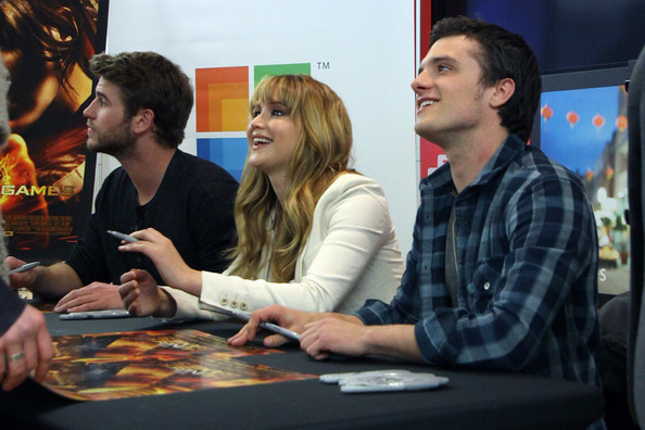 Beautiful_Jennifer_Lawrence_helps_promote_The_Hunger_Games_Mall_Tour_in_Seattle_05.jpg