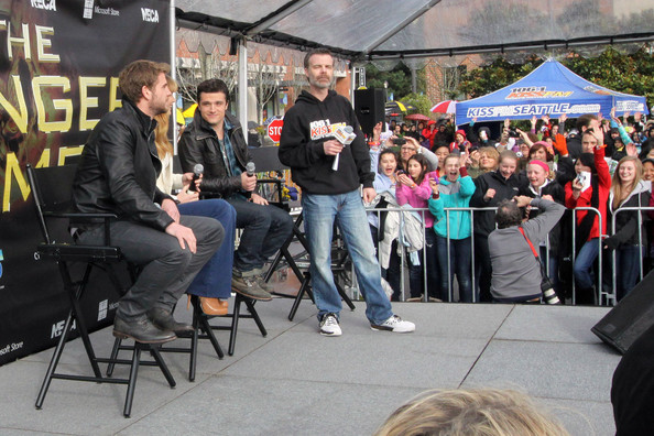 Beautiful_Jennifer_Lawrence_helps_promote_The_Hunger_Games_Mall_Tour_in_Seattle_07.jpg