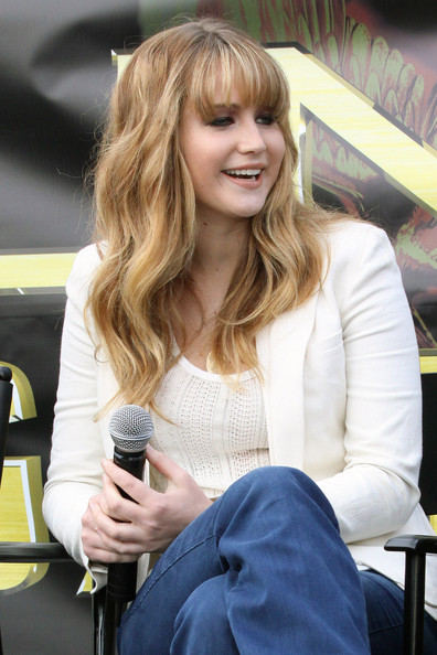 Beautiful_Jennifer_Lawrence_helps_promote_The_Hunger_Games_Mall_Tour_in_Seattle_08.jpg
