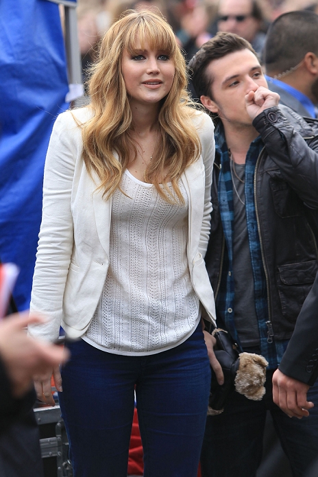Beautiful_Jennifer_Lawrence_helps_promote_The_Hunger_Games_Mall_Tour_in_Seattle_27.jpg