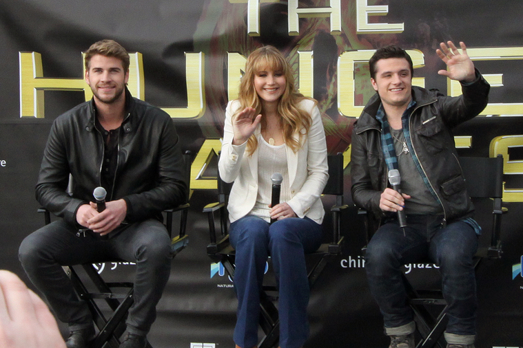 Beautiful_Jennifer_Lawrence_helps_promote_The_Hunger_Games_Mall_Tour_in_Seattle_20.jpg