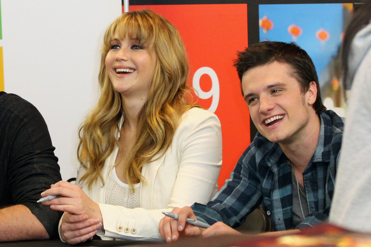 Beautiful_Jennifer_Lawrence_helps_promote_The_Hunger_Games_Mall_Tour_in_Seattle_31.jpg