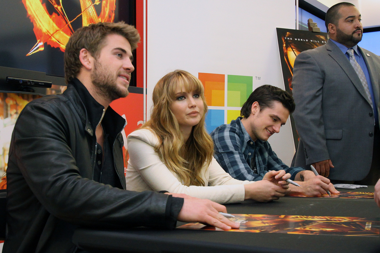 Beautiful_Jennifer_Lawrence_helps_promote_The_Hunger_Games_Mall_Tour_in_Seattle_33.jpg