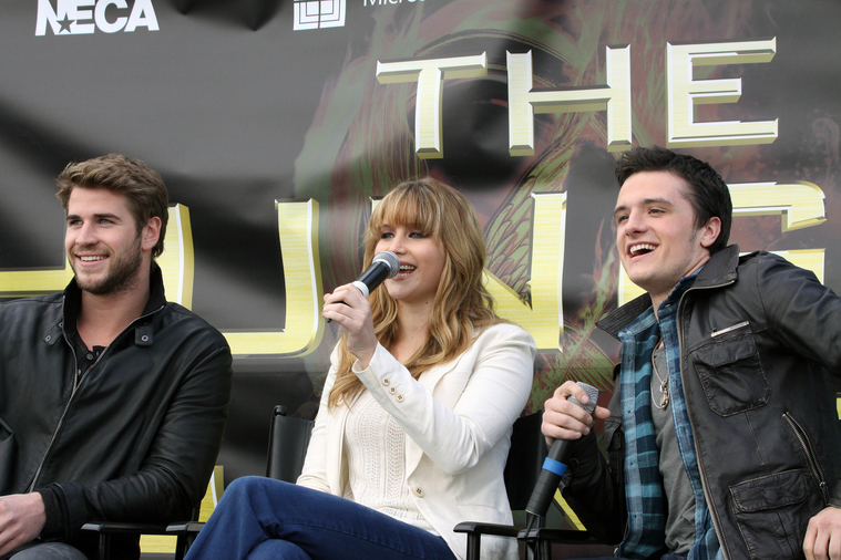 Beautiful_Jennifer_Lawrence_helps_promote_The_Hunger_Games_Mall_Tour_in_Seattle_34.jpg