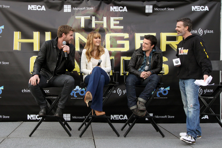 Beautiful_Jennifer_Lawrence_helps_promote_The_Hunger_Games_Mall_Tour_in_Seattle_35.jpg