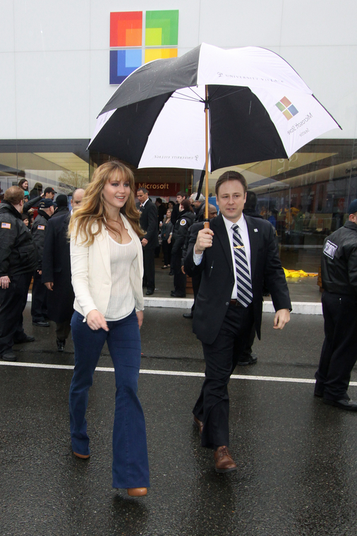 Beautiful_Jennifer_Lawrence_helps_promote_The_Hunger_Games_Mall_Tour_in_Seattle_37.jpg