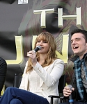 Beautiful_Jennifer_Lawrence_helps_promote_The_Hunger_Games_Mall_Tour_in_Seattle_03.jpg