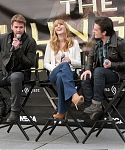 Beautiful_Jennifer_Lawrence_helps_promote_The_Hunger_Games_Mall_Tour_in_Seattle_06.jpg