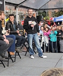 Beautiful_Jennifer_Lawrence_helps_promote_The_Hunger_Games_Mall_Tour_in_Seattle_07.jpg
