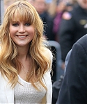 Beautiful_Jennifer_Lawrence_helps_promote_The_Hunger_Games_Mall_Tour_in_Seattle_28.jpg
