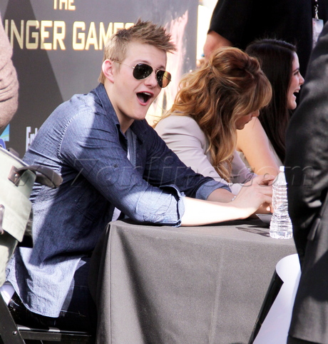 Jennifer_Lawrence_appears_at_this_event_to_give_away_free_tickets_to_The_Hunger_Games_world_premiere_05.jpg