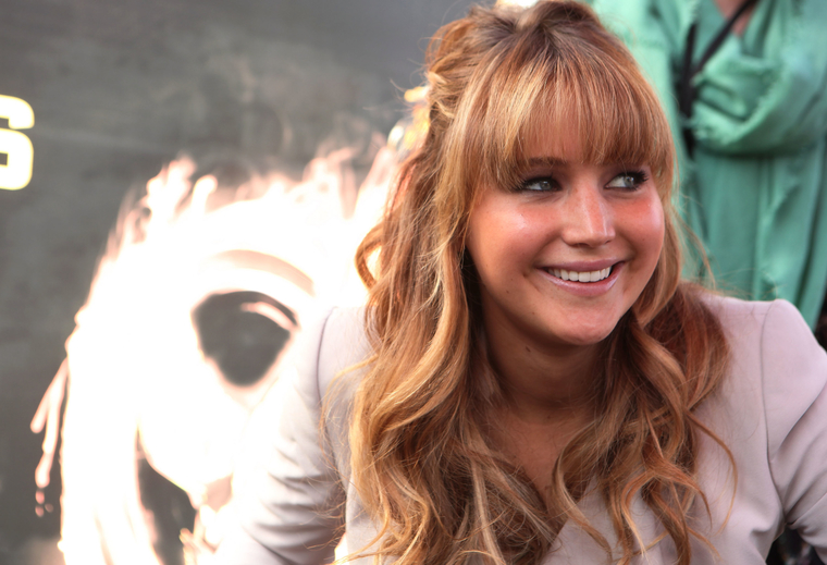 Jennifer_Lawrence_appears_at_this_event_to_give_away_free_tickets_to_The_Hunger_Games_world_premiere_04.jpg