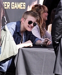 Jennifer_Lawrence_appears_at_this_event_to_give_away_free_tickets_to_The_Hunger_Games_world_premiere_13.jpg